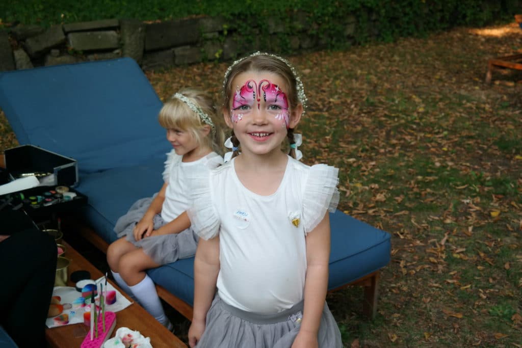 Kinderschminken ist beliebt beim Kindergeburtstag feiern