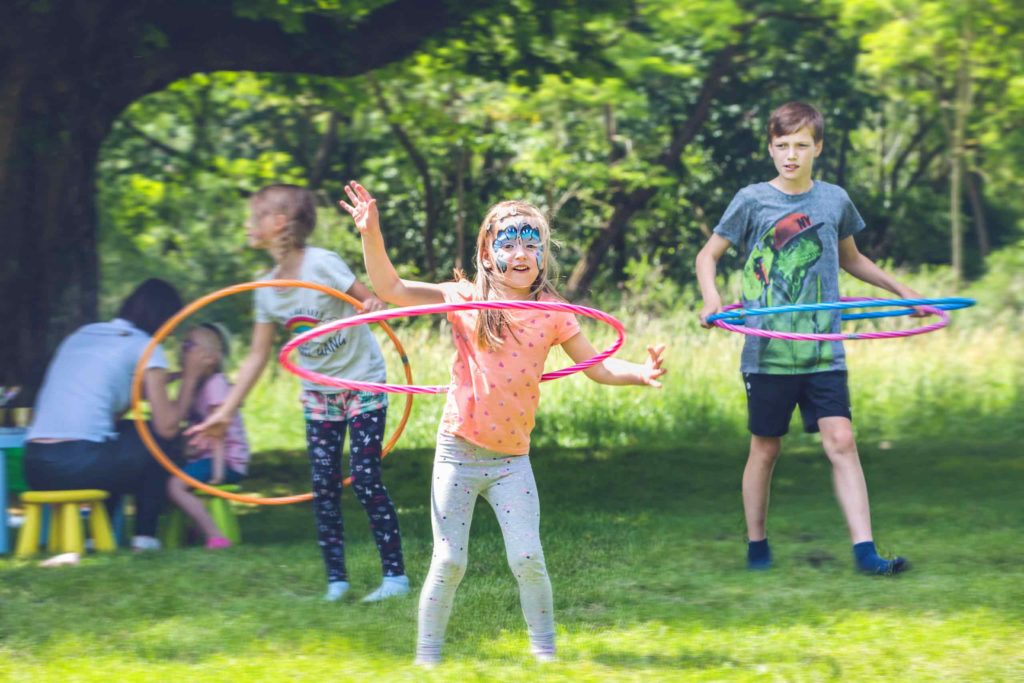 Draussen sein und mit Freuenden Spielen im Partyraum Dresden