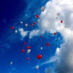 Ballons aufsteigen lassen bei einem Kindergeburtstag in Dresden Blasewitz.
