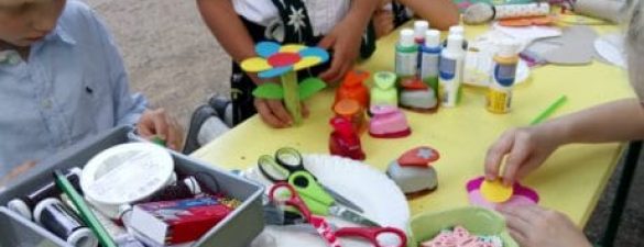 Unser Basteltisch im Partyraum in Dresden für Kindergeburtstag