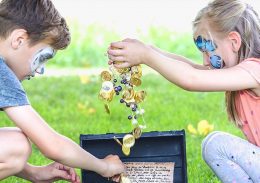 Schatzsuche macht sehr viel Spaß beim Kindergeburtstag