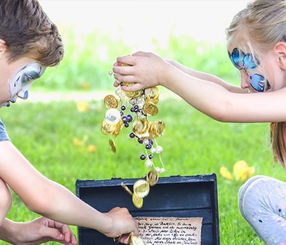 Schatzsuche macht sehr viel Spaß beim Kindergeburtstag