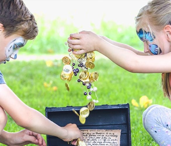 Schatzsuche macht sehr viel Spaß beim Kindergeburtstag