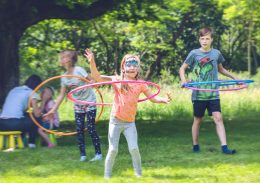 Kinder sind am liebsten draussen bei einem Kindergeburtstag.