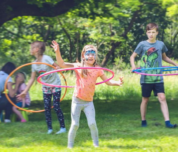 Draussen sein und mit Freuenden Spielen im Partyraum Dresden